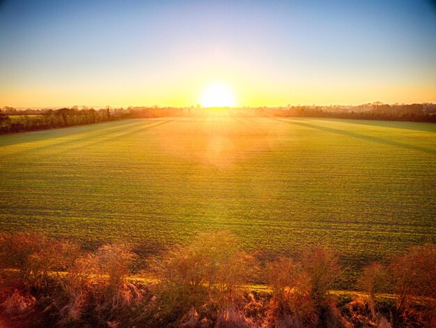 Foto vista panoramica del campo contro un cielo limpido durante il tramonto