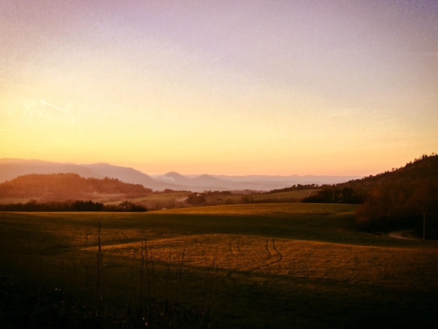 Foto vista panoramica del campo contro un cielo limpido durante il tramonto