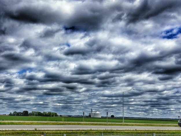 Foto vista panoramica del campo contro un cielo nuvoloso