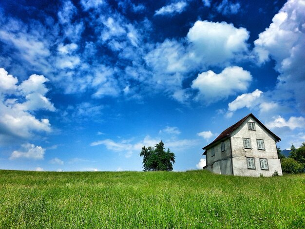 Foto vista panoramica del campo contro un cielo nuvoloso