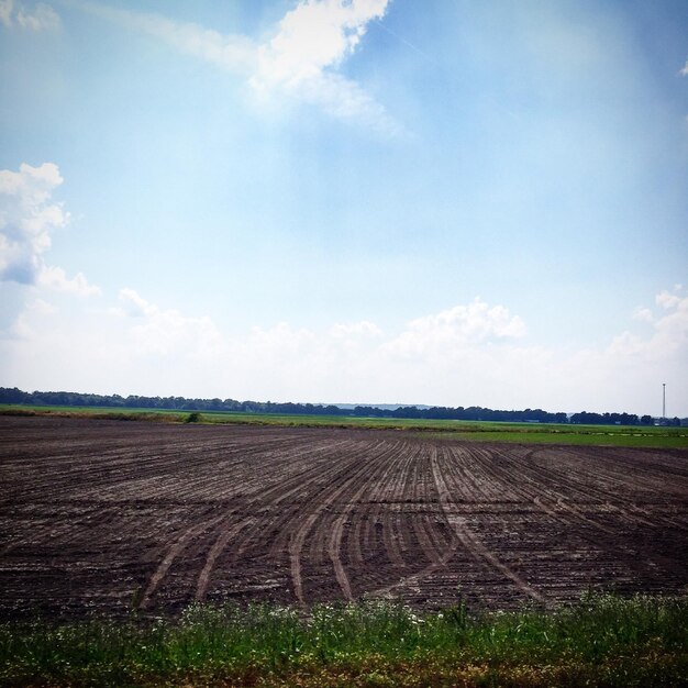 Foto vista panoramica del campo contro un cielo nuvoloso