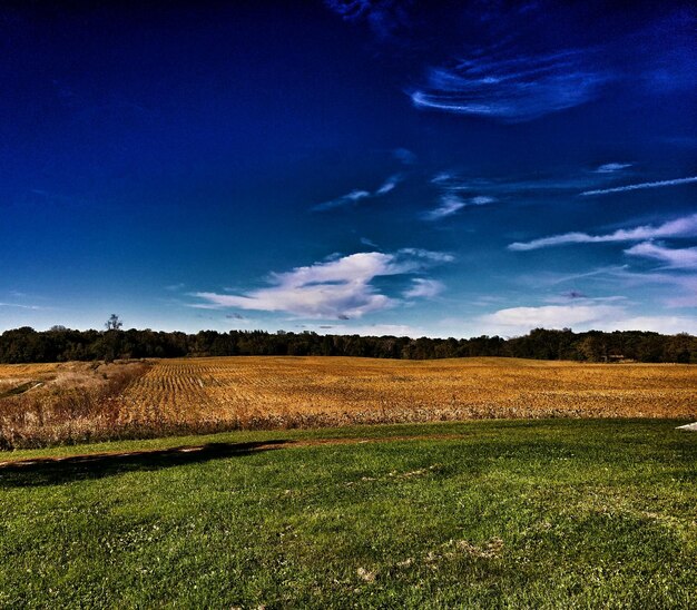 Foto vista panoramica del campo contro un cielo nuvoloso