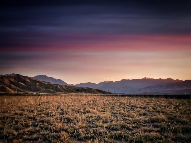 Photo scenic view of field against sky during sunset