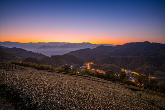 Foto vista panoramica del campo contro il cielo durante il tramonto