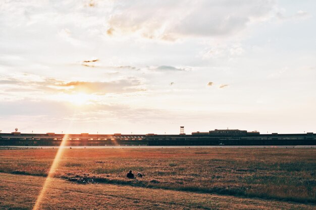 Photo scenic view of field against sky during sunset