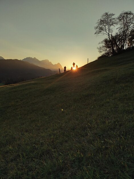 Foto vista panoramica del campo contro il cielo durante il tramonto