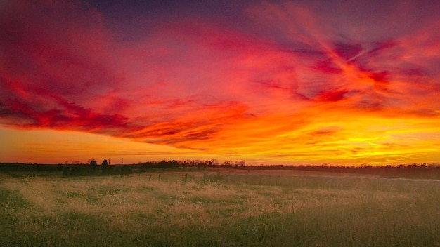 Photo scenic view of field against sky during sunset