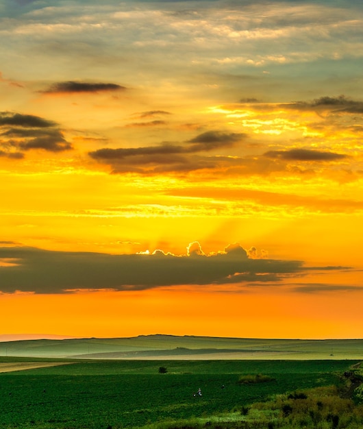 Photo scenic view of field against sky during sunset