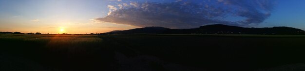 Foto vista panoramica del campo contro il cielo durante il tramonto