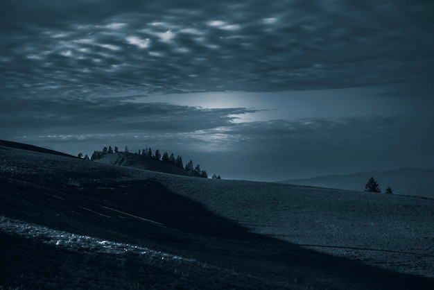 Foto vista panoramica del campo contro il cielo al crepuscolo