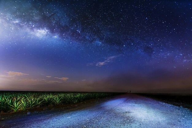 Photo scenic view of field against sky at night