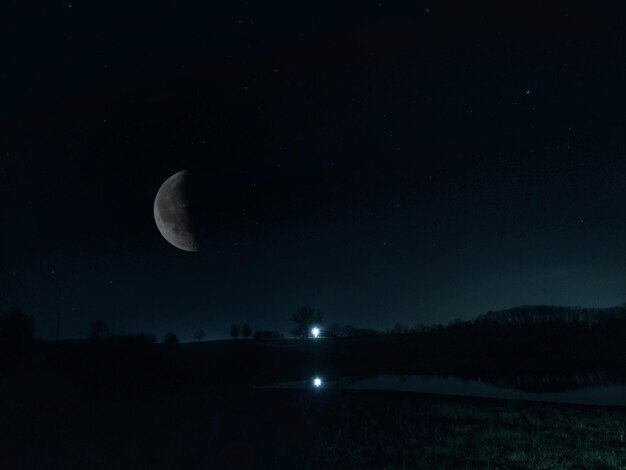 Photo scenic view of field against sky at night