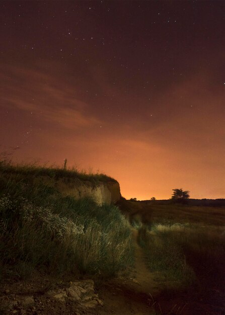 Photo scenic view of field against sky at night