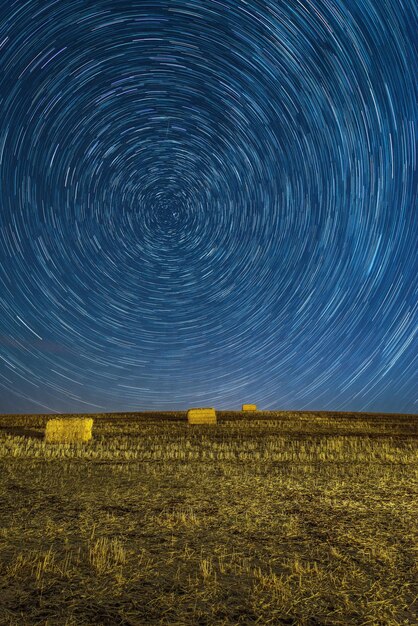 Photo scenic view of field against sky at night