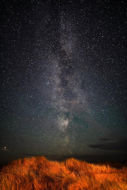 Photo scenic view of field against sky at night