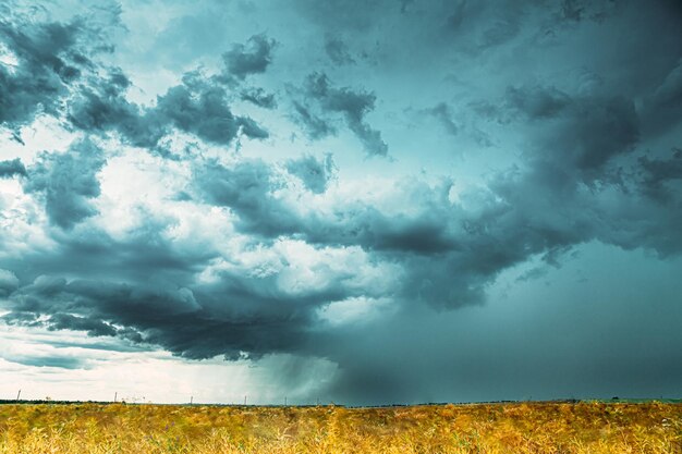 Photo scenic view of field against sky