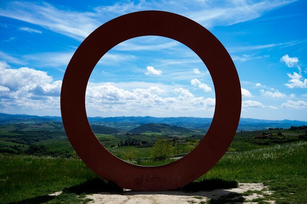 Vista panoramica del campo contro il cielo