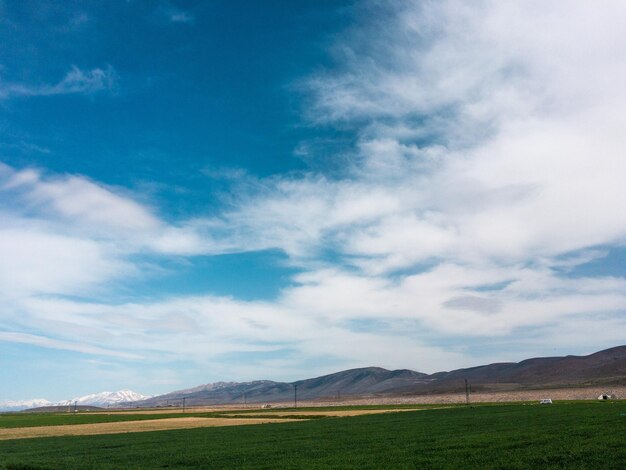 Photo scenic view of field against sky