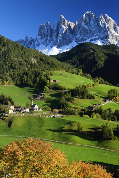 Foto vista panoramica di campi e montagne contro un cielo limpido