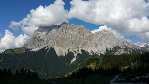 Foto vista panoramica di campi e montagne contro il cielo