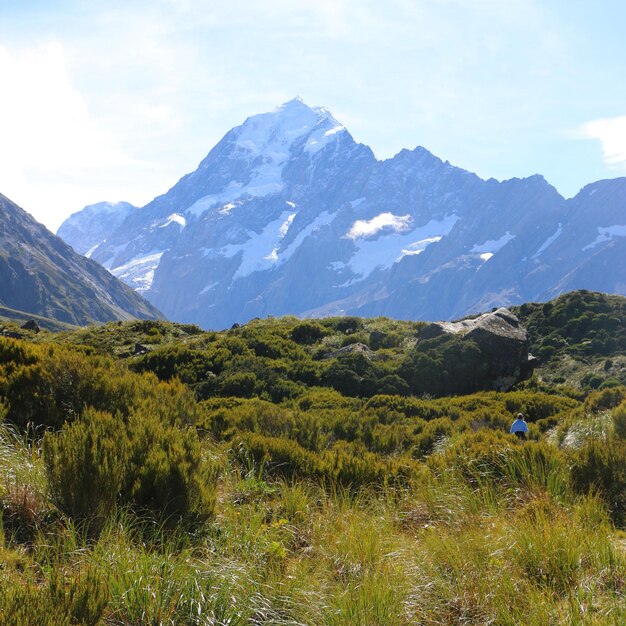 Photo scenic view of field and mountains against sky