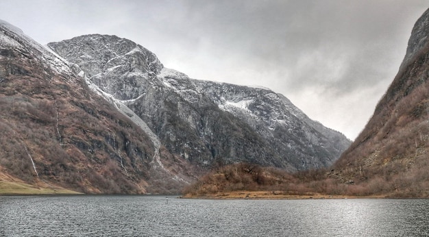 Photo scenic view of fjord and mountains against sky