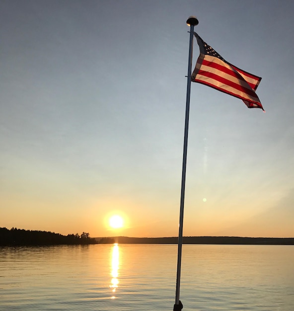 Photo scenic view of flag against sky during sunset