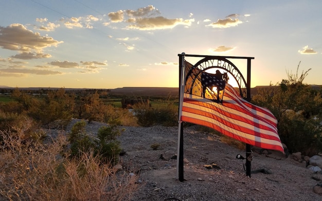 Photo scenic view of flag against sky during sunset