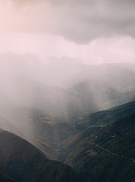 Photo scenic view of fog covering landscape against sky