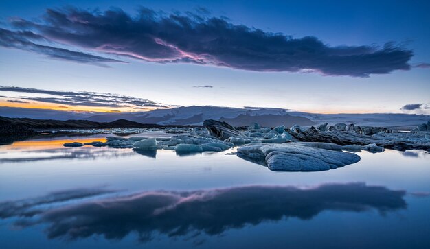 Photo scenic view of frozen lake against sky during sunset