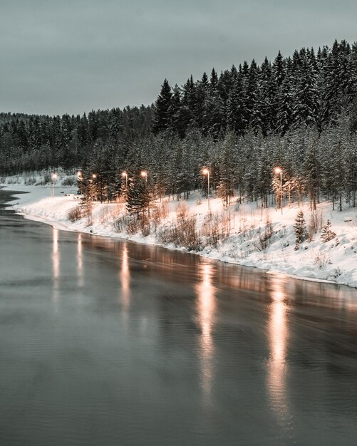 Photo scenic view of frozen lake against sky during winter