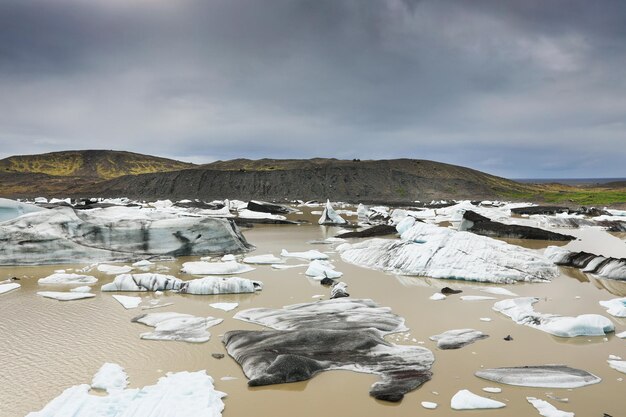 Foto vista panoramica del lago ghiacciato contro il cielo durante l'inverno