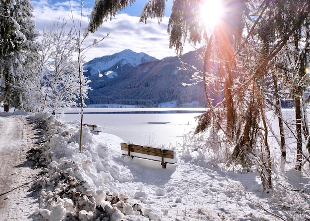 Photo scenic view of frozen lake against sky during winter