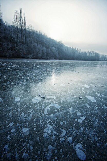 Photo scenic view of frozen lake against sky during winter