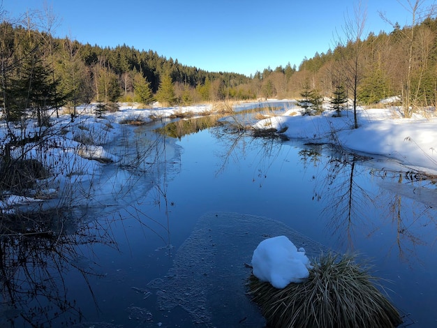 Foto vista panoramica del lago ghiacciato contro il cielo