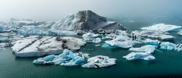 空を背景に凍った湖の景色