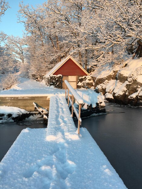 Foto la vista panoramica del lago ghiacciato durante l'inverno