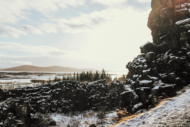 Photo scenic view of frozen mountains against sky