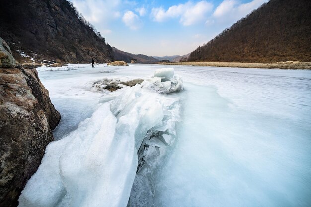 山々を背景に凍った川の景色