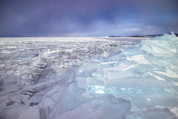 Foto la vista panoramica del mare ghiacciato contro un cielo nuvoloso