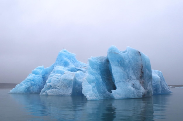 Foto la vista panoramica del mare ghiacciato contro il cielo