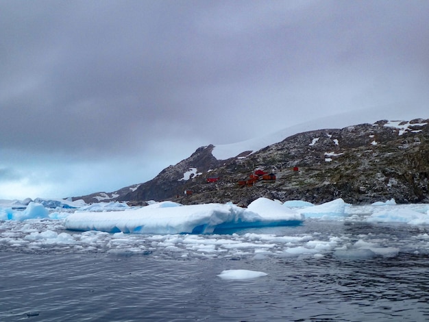 Photo scenic view of frozen sea in antarctica