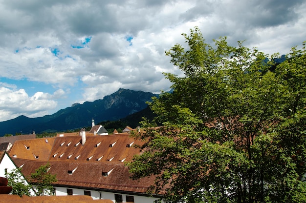 Живописный вид на Фюссен и горы Альпы