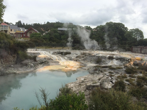 Foto la vista panoramica del geyser contro il cielo