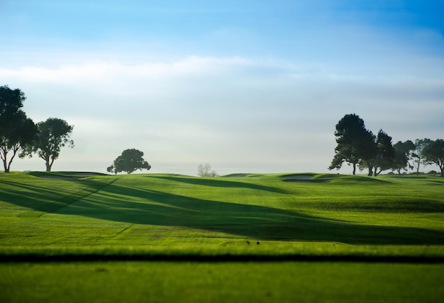 Foto vista panoramica del campo da golf contro il cielo