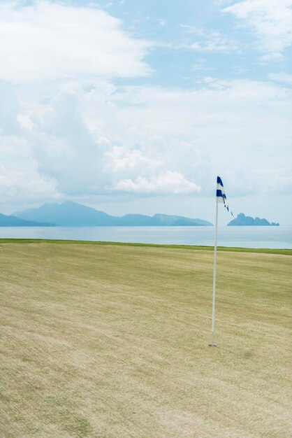 Foto vista panoramica del campo da golf contro il cielo