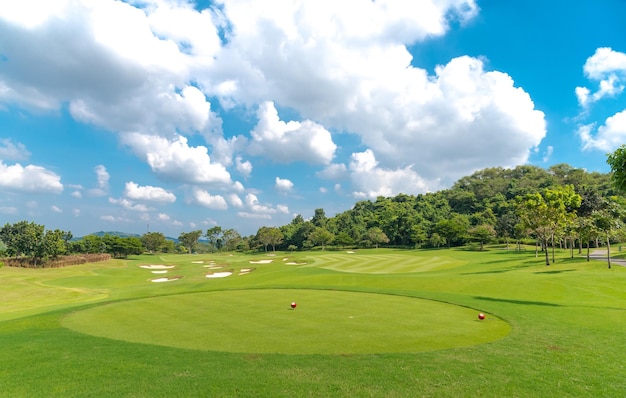 Photo scenic view of golf course against sky