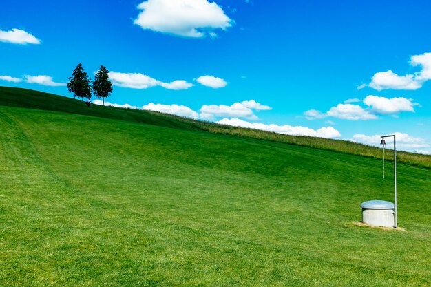 Foto vista panoramica di un campo erboso contro un cielo nuvoloso