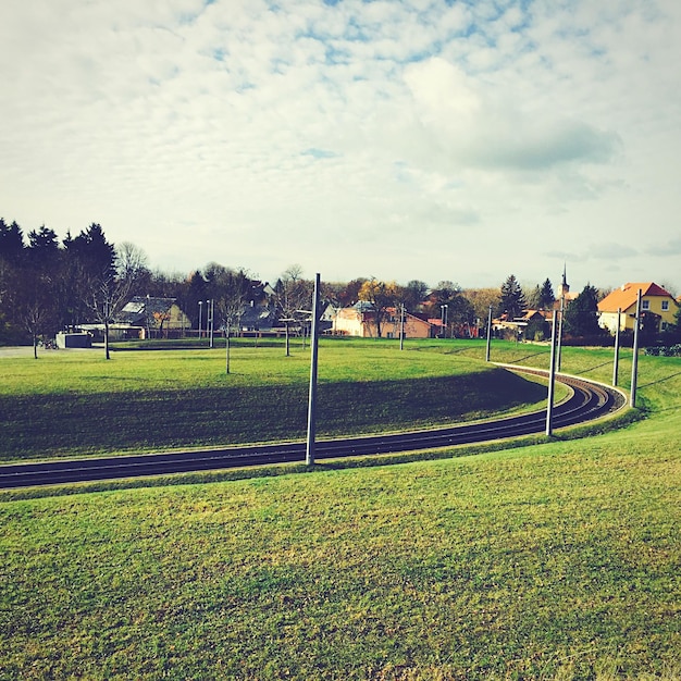 Foto vista panoramica di un campo erboso contro il cielo