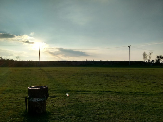 Foto vista panoramica di un campo erboso contro il cielo
